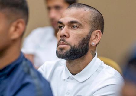 Daniel Alves é condenado a 4 anos e 6 meses por estupro na Espanha